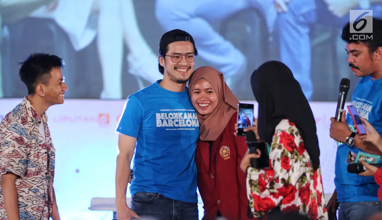 Mahasiswi foto bersama pemain Belok Kanan Barcelona, Morgan Oey di EGTC 2018 Di Dome Universitas Muhammadyah Malang, Kamis (27/9). Dalam kesempatan tersebut, Morgan dan Ananta menceritakan pengalaman shooting di 4 benua eropa. (Liputan6.com/Johan Tallo)