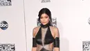 Tak seperti sang kakak yang berhasil mencuri perhatian, Kylie Jenner tampil mengecewakan dengan memakai gaun yang terlalu banyak aksen cut-out serta material besi. (AFP/Bintang.com)