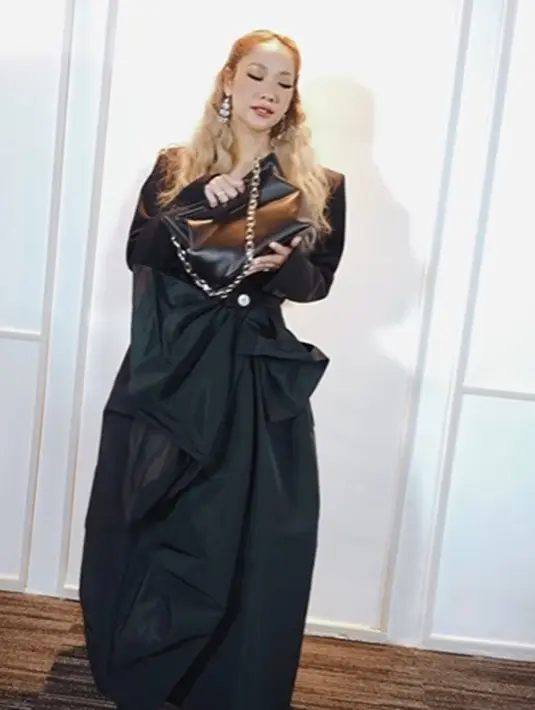 BCL sendiri mengenakan outfit tertutup serba hitam dari Alexander McQueen. [Foto: Instagram/itsmebcl]