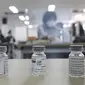 Botol kosong vaksin COVID-19 AstraZeneca terlihat selama sesi pelatihan cara memberikan suntikan vaksin COVID-19 di Asosiasi Perawat Korea di Seoul, Korea Selatan (17/2/2021).  Korsel berencana memulai inokulasi virus COVID-19 dengan vaksin AstraZeneca pada 26 Februari. (AP Photo/Ahn Young-joon)