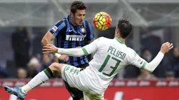 Pemain Inter Milan, Stevan Jovetic, berusaha melewati hadangan pemain Sassuolo, Federico Peluso, pada laga Serie A. Nerazzurri menguasai jalannya pertandingan dengan penguasaan bola 59 persen. (Reuters/Stefano Rellandini)