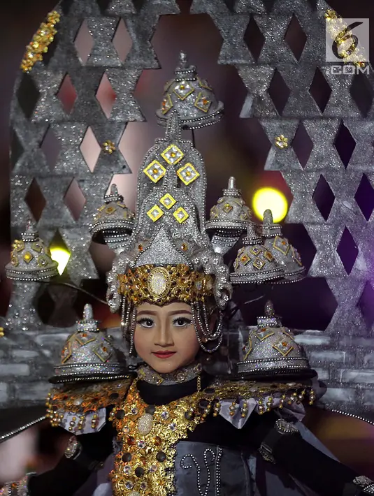 Model membawakan kostum dari ragam budaya Asia pada acara Jember Fashion Carnaval (JFC) di Lippo Mall Kemang, Jakarta, Senin (20/8). Kegiatan untuk mendukung Asian Games 2018 mengusung tema “Victory Asialight”. (Liputan6.com/Fery Pradolo)