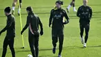 Pemain depan Manchester City, Erling Haaland (ketiga kiri) bersama Phil Foden (kanan) saat sesi latihan di tempat latihan Manchester City, barat laut Inggris, Selasa 18 Februari 2025. (Paul ELLIS/AFP)