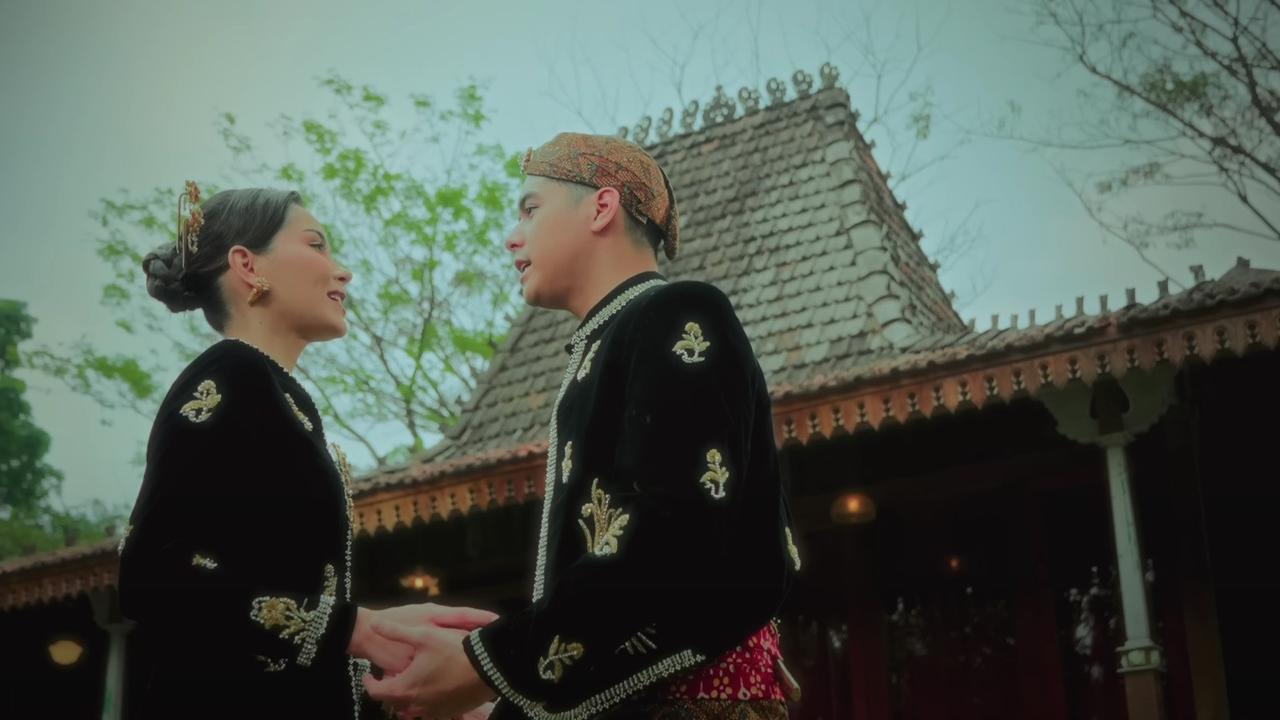Potret Alyssa Daguisse dan Al Ghazali Pakai Baju Adat Jawa di Video Klip Terbaru Dewa 19