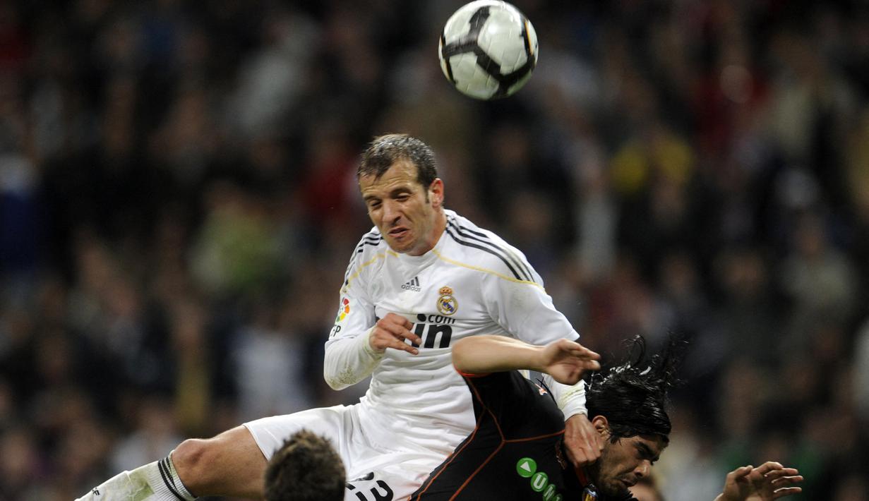 Rafael van der Vaart. Gelandang serang ini pensiun bersama Esbjerg FB di Liga Denmark pada musim 2018/2019. Total 20 tahun berkarier, ia tampil dalam 538 laga dengan mencetak 171 gol. Ia sempat memperkuat 3 tim besar Eropa, Ajax, Real Madrid, dan Tottenham. (Foto: AFP/Pierre-Philippe Marcou)