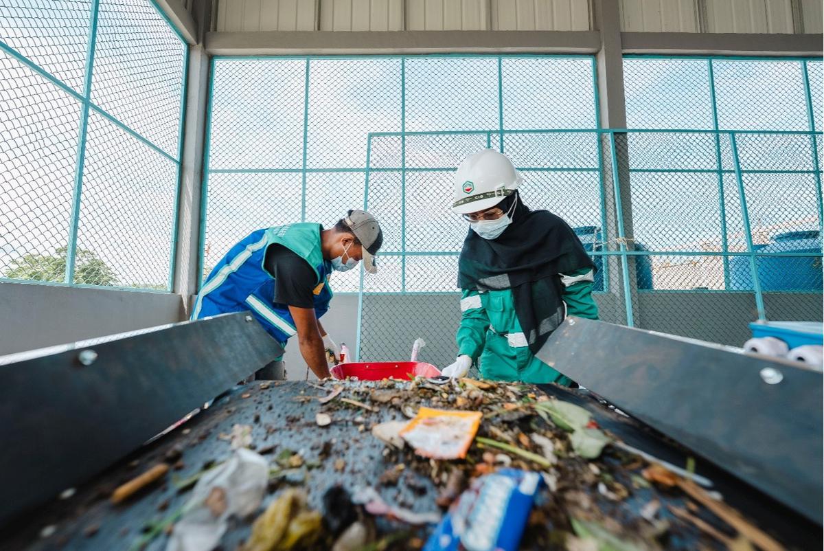 Harita Nickel mengoperasikan fasilitas pengelolaan sampah terpadu di permukiman baru Desa Kawasi yang mengolah sekitar 1,8 ton sampah per hari menjadi kompos dan material daur ulang.