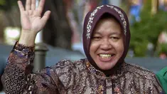 The Editors Edisi 3 Februari 2015 Ibu Risma tak hanya bekerja dengan otak, tapi juga dengan hatinya