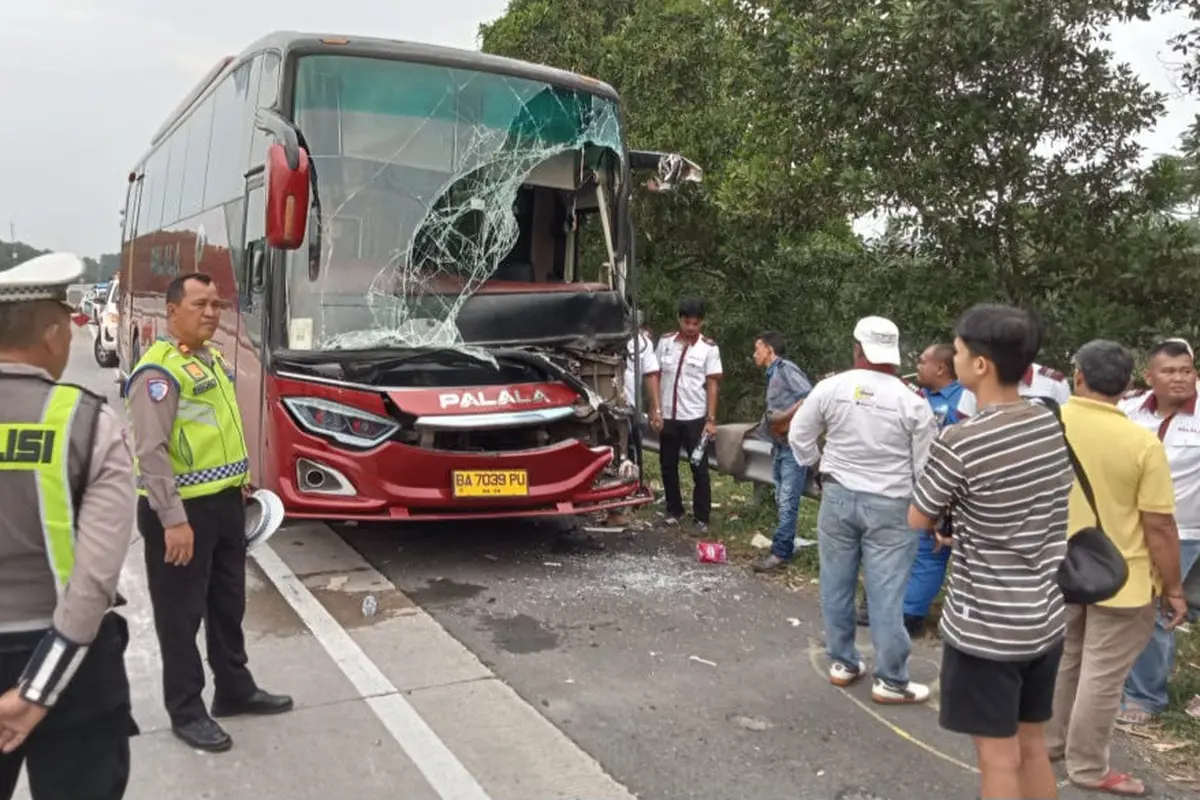 Bus Hantam Truk Fuso di Tol Lampung, Satu Penumpang Terjepit dan Empat Lainnya Terluka