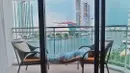 "Hotel berikutnya.." masih sama dengan pose pertama saat tiba dihotel, Dika kembali berpose tengkurap di atas kursi di Shangri-La Hotel, Bangkok. Kali ini, dengan menggunakan dua kursi sebagai alasnya. (instagram/raditya_dika)