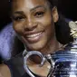 Serena Williams memeluk trofi Australia Terbuka 2017. Merebut Grand Slam ke-23 sepanjang kariernya, Serena mengalahkan Venus Williams 6-4, 6-4 di final, Sabtu (28/1/2017).