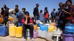 Warga Palestina berusaha mengambil air di sebuah kamp untuk para pengungsi di Kota Gaza, pada tanggal 20 Mei 2025, di tengah perang yang sedang berlangsung antara Israel dan gerakan militan Palestina, Hamas. (Bashar Taleb/AFP)