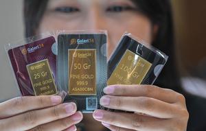 Ketidakpastian ekonomi dan geopolitik menjadi faktor utama pendorong minat masyarakat terhadap emas sebagai aset yang aman. (BAY ISMOYO/AFP)