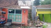 Bencana tanah bergerak melanda Kelurahan Mlangsen, Kecamatan Blora, Kabupaten Blora, Jawa Tengah. Sebuah rumah milik warga bernama Taufik di RT07 RW02 di lokasi tersebut tampak hancur berantakan. (Liputan6.com/ Ahmad Adirin)