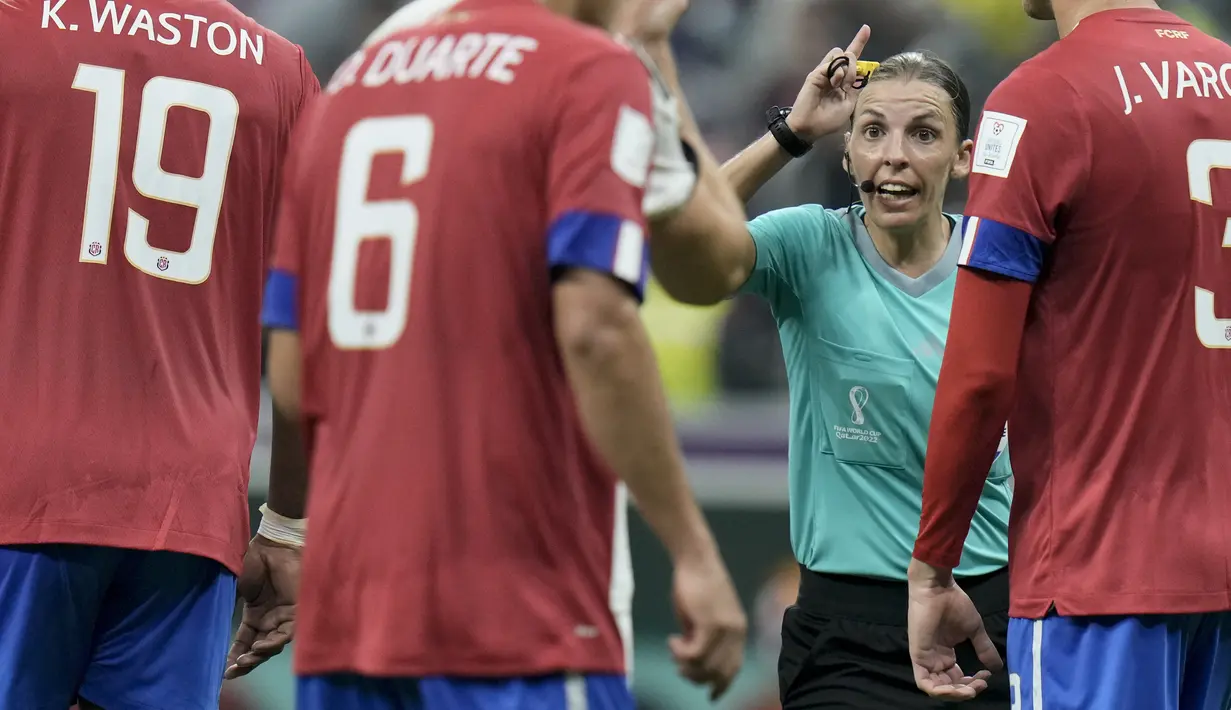 Wasit Stephanie Frappart berbicara kepada para pemain Kosta Rika selama pertandingan grup E Piala Dunia 2022 antara Kosta Rika dan Jerman di Stadion Al Bayt di Al Khor, Qatar, Jumat, 2 Desember 2022. Frappart sebelumnya telah menuliskan namanya ke dalam buku-buku sejarah, khususnya dalam dunia sepak bola. (AP Photo/Hassan Ammar)