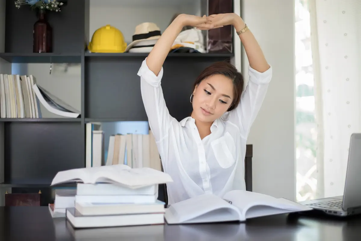 Perbaiki cara duduk agar kembali semangat kerja (iStockphoto)