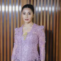 Memadukan shimmer gold di bagian mata dan lipstik soft pink yang senada dengan kebaya Nikita Willy. [@melinathemua].