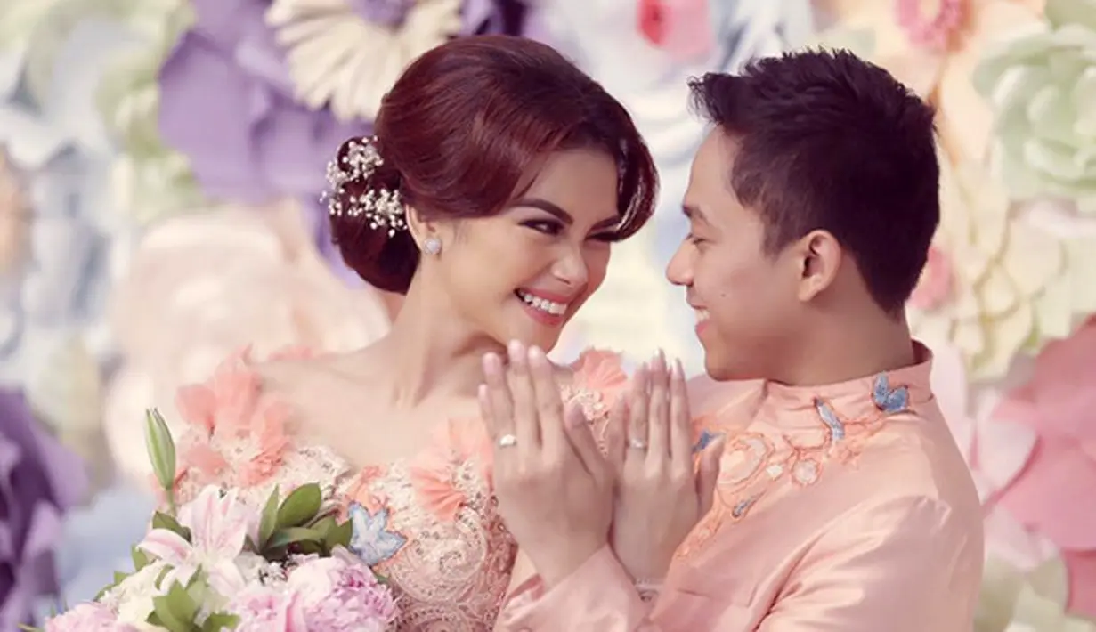 Sheza Idris akan dipersunting pengusaha muda yang kini masih menyelesaikan pendidikan S2 di Amerika. Pernikahannya nanti, akan menggunakan adat Sunda, dengan siger, kembang goyang untuk dalam ruangan dan acara sawer di luar. (Instagram/ shezaidris)