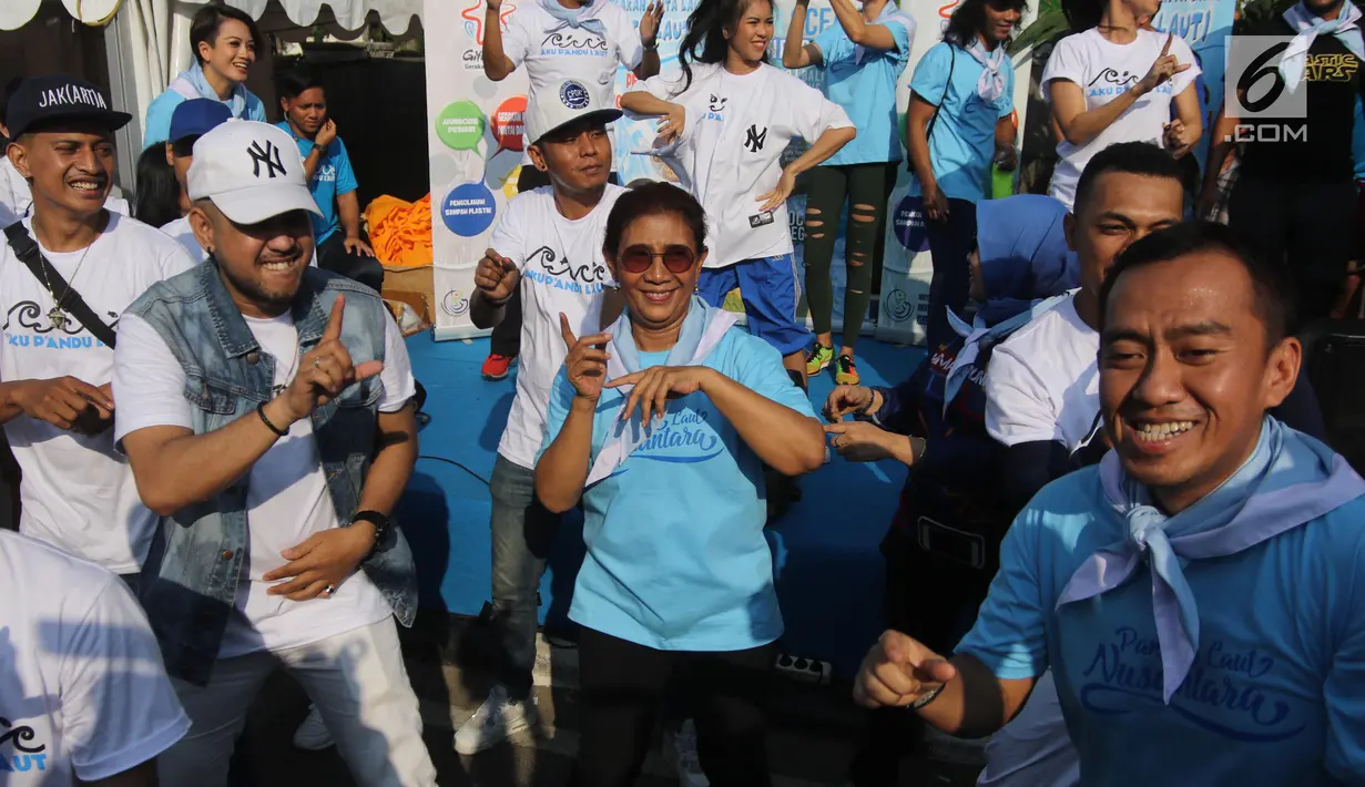 Menteri KKP, Susi Pudjiastuti bersama sejumlah Pemerhati Laut berjoget baby shark dance saat meresmikan 'Pandu Laut Nusantara' di CFD kawasan Bundaran HI, Jakarta, Minggu (15/7). (Liputan6.com/Arya Manggala)