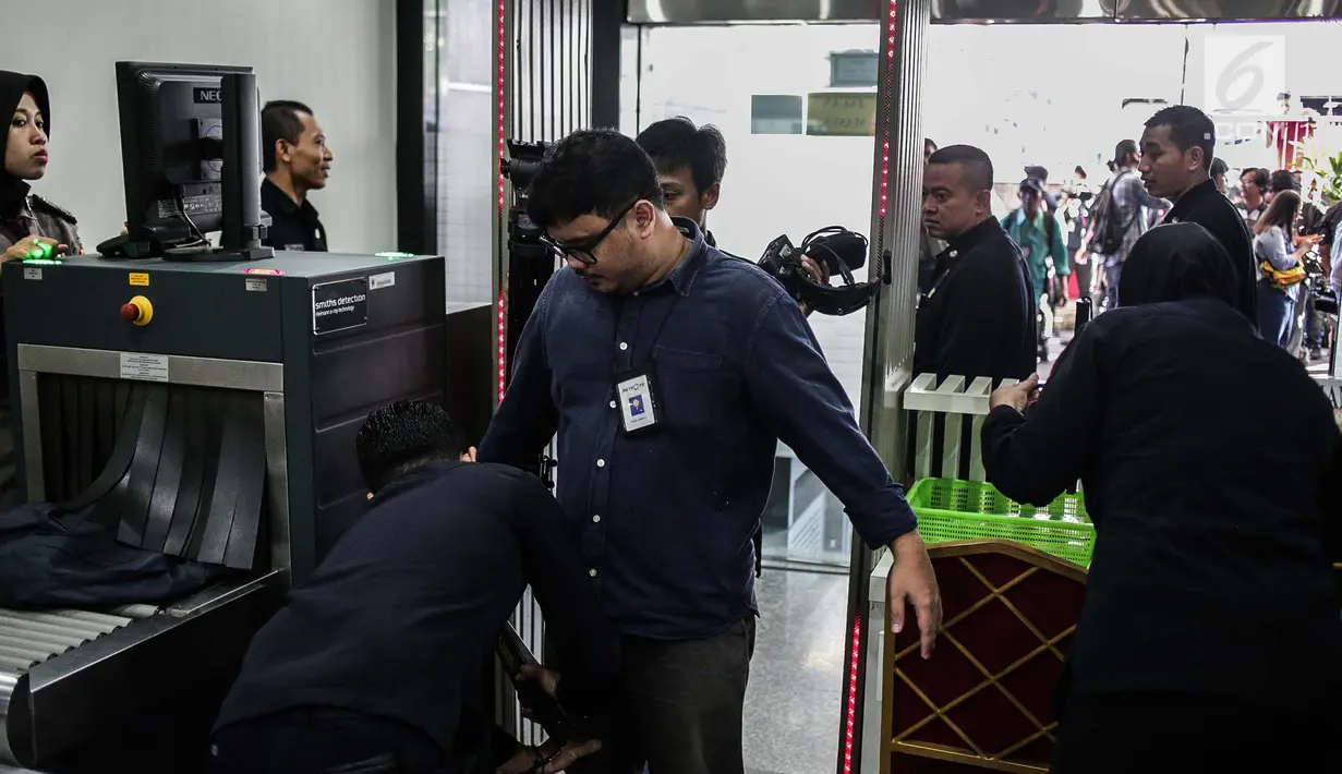 Petugas memeriksa tamu menggunakan metal detaktor saat memasuki Gedung MK, Jakarta, Selasa (18/6/2019). Pengamanan ekstra dilakukan untuk menjaga keamanan saat sidang perselisihan hasil pemilihan umum (PHPU) Pilpres 2019. (Liputan6.com/Faizal Fanani)
