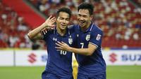 Sebagai salah satu raksasa Asia Tenggara, Thailand memiliki komposisi pemain yang merata di tiap lini, tak terkecuali dalam ajang Piala AFF 2020. Sebagai ujian terakhir untuk melepas dahaga gelar, Timnas patut mewaspadai 5 pemain Thailand berikut di partai final. (AP/Suhaimi Abdullah)