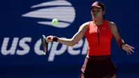 Emma Raducanu dari Britania Raya bertanding melawan Janice Tjen dari Indonesia dalam pertandingan Putaran Kedua Tunggal Putri mereka pada Hari Keempat AS Terbuka 2025 di USTA Billie Jean King National Tennis Center pada 27 Agustus 2025 di kawasan Flushing, Queens, New York City. (Matthew Stockman/Getty Images via AFP)