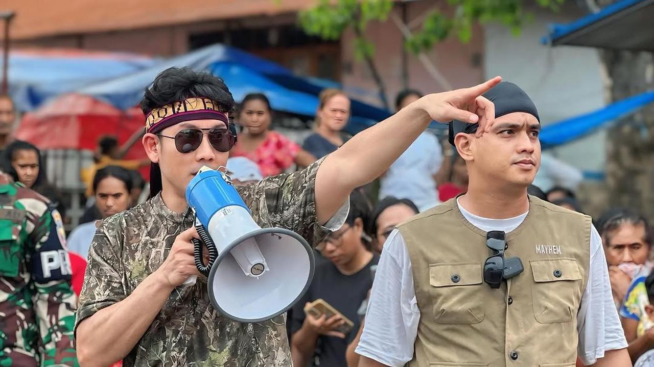 Potret Denny Sumargo Serahkan Bantuan Rp 1,7 Miliar untuk Korban Gunung Lewotobi di NTT
