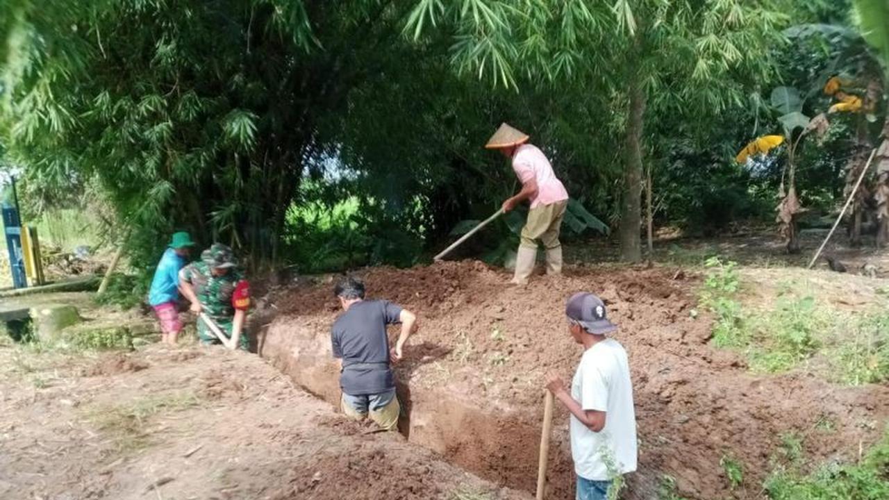 TNI dan Masyarakat Gowa Bersinergi Bersihkan Saluran Air, Antisipasi Banjir Musim Hujan