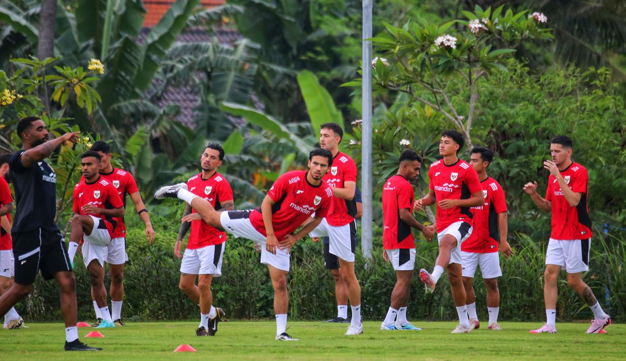 Nathan Tjoe-A-On dan sejumlah pemain Timnas Indonesia melakukan latihan persiapan menjelang laga Ronde 3 Kualifikasi Piala Dunia 2026 melawan China di Bali United Training Center, Bali, pada Selasa sore (23/05/2025). (Bola.com/Alit Binawan)