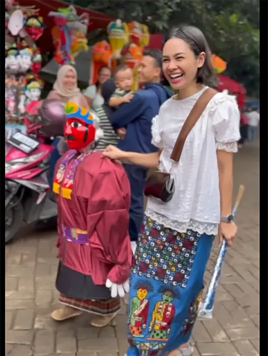 "Seru ada berbagai makanan khas betawi (kerak telor, selendang mayang, kue rangi, laksa), mewarnai ondel-ondel, nyanyi bareng, dan sulap." sambung penyanyi dan pemeran ini. [Instagram/andienaisyah]