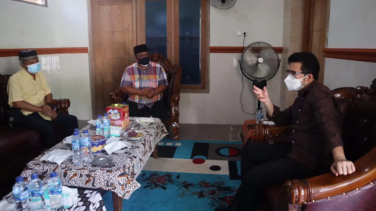 Wagub Jatim Emil Dardak saat mengunjungi Desa Rosep  Bangkalan. (Istimewa).