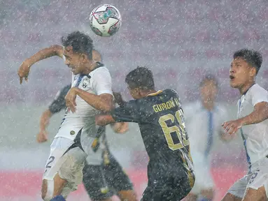 Bermain di atas lapangan licin dan basah akibat diguyur hujan deras di Stadion Manahan, Solo, Jumat (17/6/2022), tim promosi BRI Liga 1, Dewa United FC berhasil menahan imbang PSIS Semarang 2-2. PSIS hampir saja kalah 1-2, hingga akhirnya tercipta gol penyeimbang di masa injury time babak kedua lewat aksi Wahyu Prasetyo. (Bola.com/Arief Bagus)