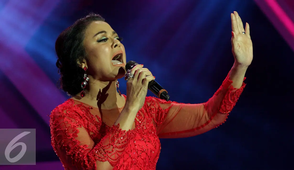 Penampilan Betharia Sonata saat menghibur penonton di acara Golden Memories di Studio 5 Indosiar, Jakarta, Jumat (13/01). Acara musik tersebut bagian dalam rangkaian dari hari ulang tahun Indonesia yang ke-22. (Liputan6.com/JohanTallo)