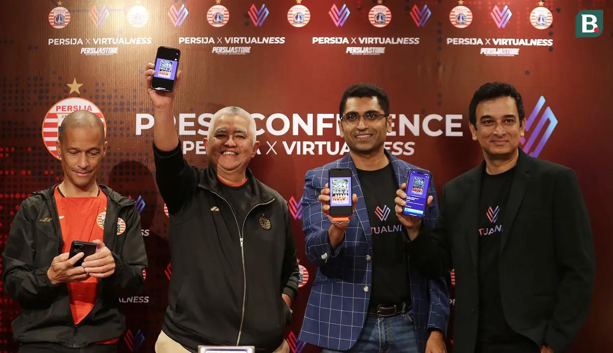 (kiri ke kanan) Direktur Komersial Persija Jakarta Sebastien Leclerc, Direktur Utama Persija Jakarta Ambono Janurianto, Founder of Virtualness Saurabh Doshi, dan Head of Media and Sports Partnerships Joyee Biswas menunjukkan NFT Persija Jakarta saat konferensi pers Persija X Virtualness di Persija Store, Plaza Festival, Kuningan, Jakarta, Kamis (27/07/2023). (Bola.com/Bagaskara Lazuardi)