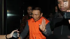 Bendahara Umum KONI, Jhonny E. Awuy mengenakan rompi tahanan seusai menjalani pemeriksaan di gedung KPK, Jakarta, Rabu (19/12). KPK resmi menahan Jhonny E. Awuy setelah terjaring OTT terkait suap dana hibah dari Kemenpora ke KONI (Merdeka.com/Dwi Narwoko)