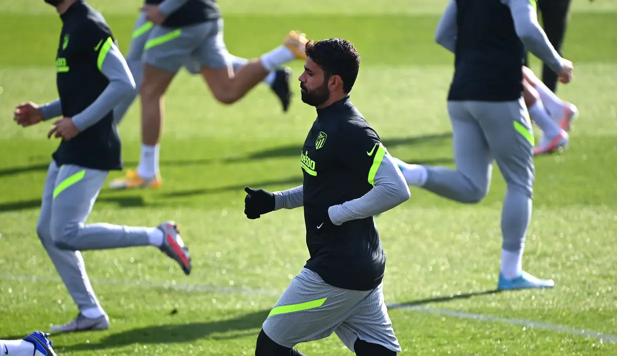 Penyerang Atletico Madrid, Diego Costa melakukan pemanasan saat mengikuti sesi latihan tim di tempat latihan klub di Majadahonda dekat Madrid (24/11/2020). Atletico Madrid akan bertanding melawan Lokomotiv Moscow pada Grup A Liga Champions di Estadio Wanda Metropolitano. (AFP/Gabriel Bouys)