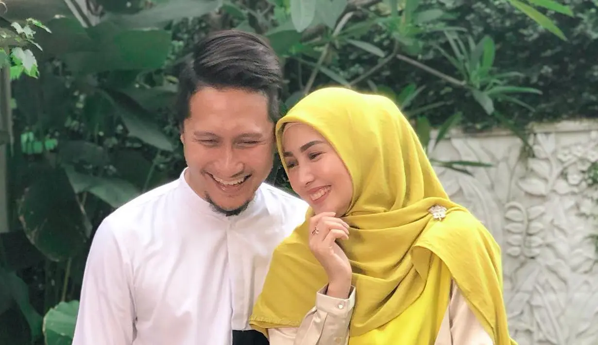 Arie Untung dan Fenita Arie pakai baju couple. (Instagram/@ariekuntung)
