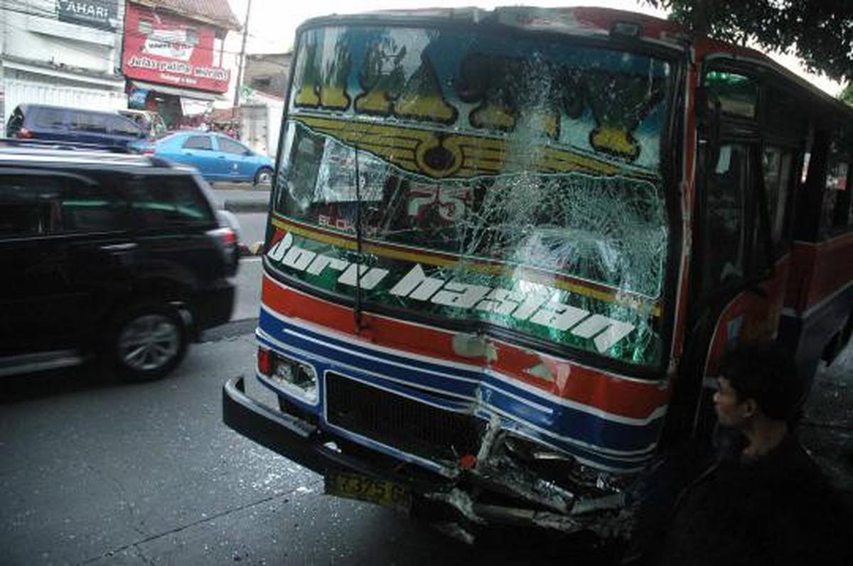 Tabrakan 2 Metromini di Buncit