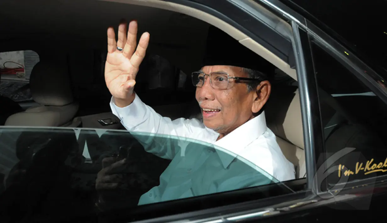 Anggota Dewan Pertimbangan Presiden Hasyim Muzadi melambaikan tangan usai menyambangi gedung Komisi Pemberantasan Korupsi (KPK), Jakarta, Jumat (30/1/2015). (Liputan6.com/Herman Zakharia)