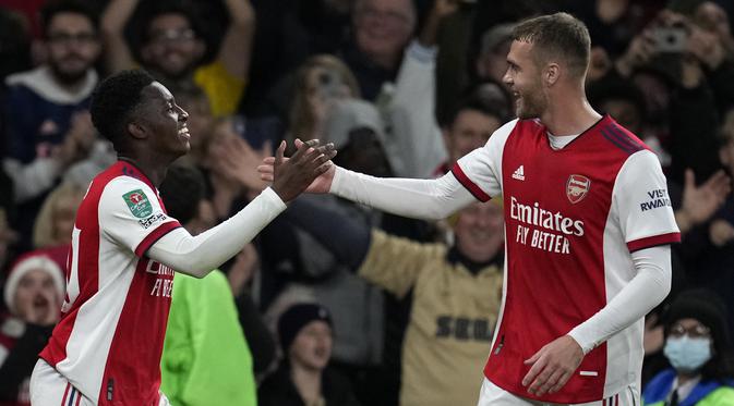Eddie Nketiah (kiri) dan Calum Chambers merayakan gol kedua Arsenal ke gawang Leeds United pada babak 16 besar Piala Liga Inggris di Emirates Stadium, London, Rabu (27/10/2021) dini hari WIB. (AP Photo /Matt Dunham)