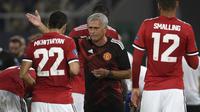 Manajer Manchester United asal Portugal, Jose Mourinho (tengah), memberikan instruksi kepada gelandang Manchester United asal Armenia, Henrikh Mkhitaryan (kiri), dalam pertandingan Piala Super UEFA antara Real Madrid dan Manchester United pada 8 Agustus 2017, di Philip II Arena, Skopje. (Nikolay DOYCHINOV/AFP)