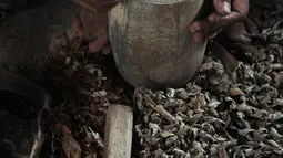 Perajin Oman Sumarna menyelesaikan pembuatan patung di Sanggar Primitif, Sawangan, Depok, Rabu (9/1). Sanggar kerajinan pahatan kayu tradisional itu mengambil tema-tema primitif untuk melestarikan budaya Indonesia. (Liputan6.com/Herman Zakharia)