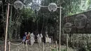 Wisatawan menukarkan uang rupiah dengan uang pring atau bambu di Pasar Papringan, Ngadiprono, Kabupaten Temanggung, Jawa Tengah, Minggu (26/2/2023). Pasar yang hanya buka pada hari Minggu Wage dan Pon ini mengusung konsep tradisional berlandaskan keberlanjutan lingkungan. (merdeka.com/Iqbal S. Nugroho)