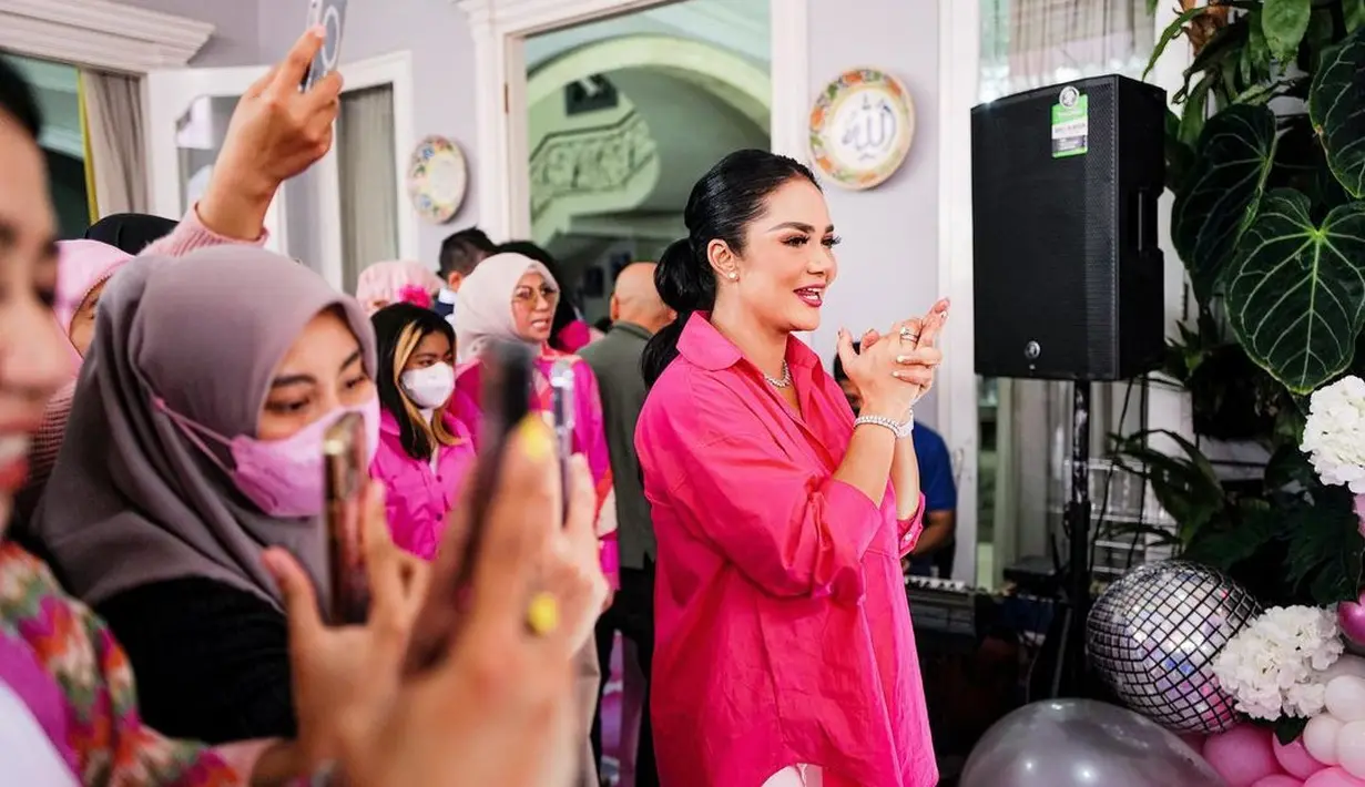 Krisdayanti dan tamu undangan menyanyikan lagu ulang tahun untuk Amora. (Foto: Instagram/ attahalilintar)