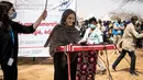 Aktris Angelina Jolie, utusan khusus PBB untuk UNHCR, memberikan pernyataan di kamp Goudebou, utara Burkina Faso, 20 Juni 2021. Kunjungan Angelina Jolie ini sekaligus memperingati Hari Pengungsi Sedunia, yang diperingati setiap 20 Juni. (OLYMPIA DE MAISMONT/AFP)