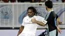 Pemain Real Madrid Legends, Christian Karembeu, berusaha melewati pemain BaniYas FC pada laga persahabatan di Abu Dhabi, UEA, Jumat (4/12/2015). (EPA/Ali Haider)