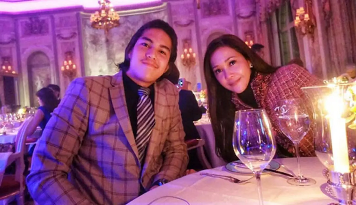 Di foto ini Maia dan El sedang makan malam bersama dengan suasana yang romantis. Ibu dan anak ini layaknya sepasang kekasih yang sedang kasmaran. El yang sangat tampan, begitu juga sang bunda yang tampil cantik. (Instagram/elelrumi)