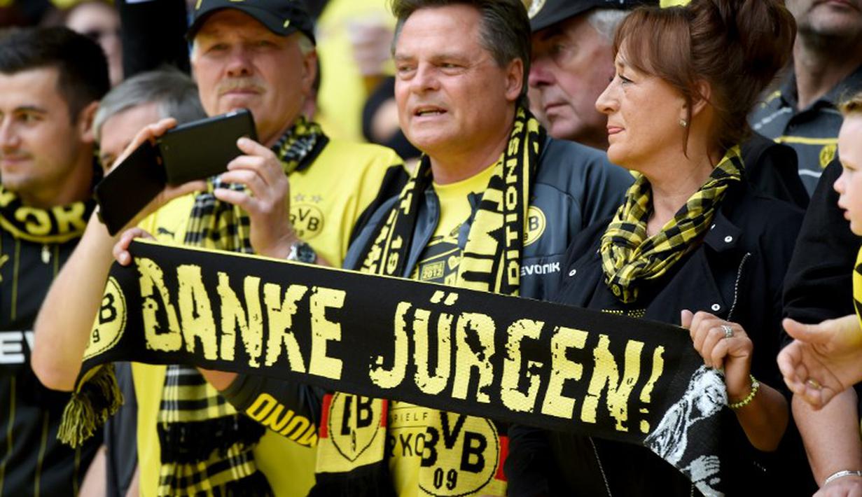 Suporter Borussia Dortmund membentangkan spanduk 'Danke Jurgen'. (PATRIK STOLLARZ/AFP)