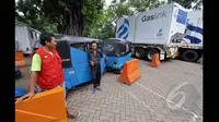 Beberapa sopir bajaj BBG terlihat menunggu antrean di Stasiun Bahan Bakar Gas (SPBG) kawasan Monas, Jakarta, Senin (26/1/2015). (Liputan6.com/Miftahul Hayat)