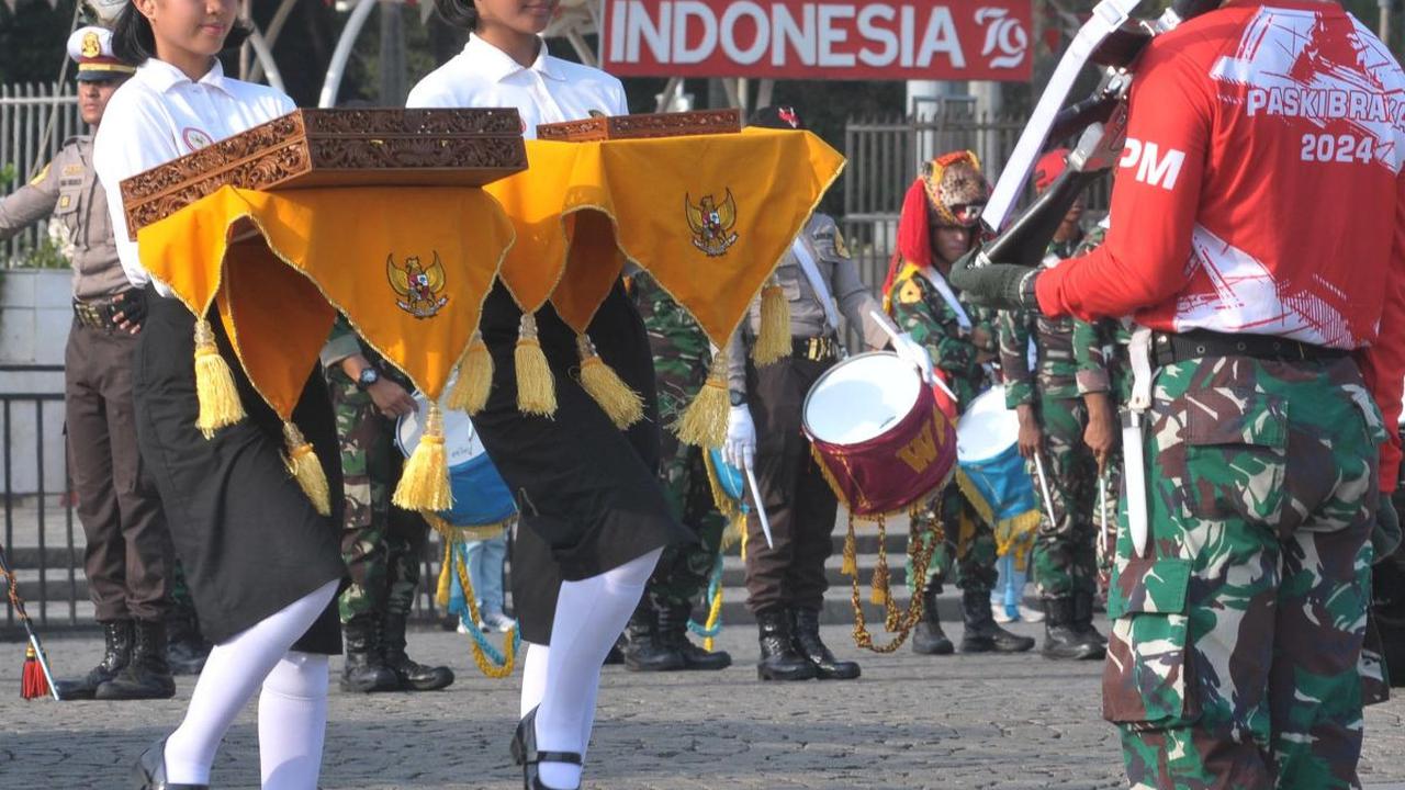 Suasana gladi bersih kirab pengembalian duplikat bendera pusaka merah putih dan teks proklamasi menuju Monumen Nasional (Monas) di Jakarta, Jumat (30/8/2024). Duplikat bendera pusaka merah putih dan teks proklamasi sebelumnya digunakan dalam upacara Hari 