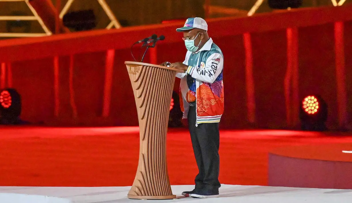 Gubernur Papua, Lukas Enembe mengucapkan salam perpisahan dengan mengatakan "Kita akan berpisah di ufuk timur matahari terbit, Tanah Papua. Kita akan berjumpa lagi dalam PON XXI di ufuk barat matahari terbenam yaitu Aceh dan Sumatra Utara." (PBPON XX PAPUA/Silvester)